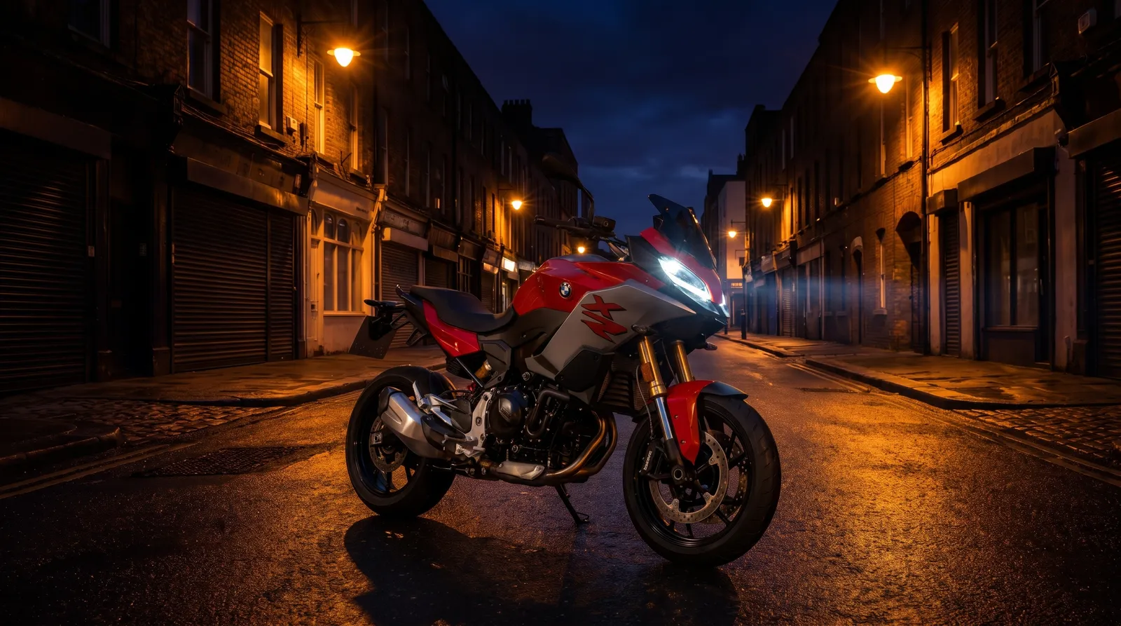 Ein Fan zeigt seine F 900 XR bei Nacht und schwärmt: Es ist sein erstes Motorrad. Wir nehmen das zum Anlass, zu erklären, warum die Sporttourerin Einsteiger so schnell begeistert.